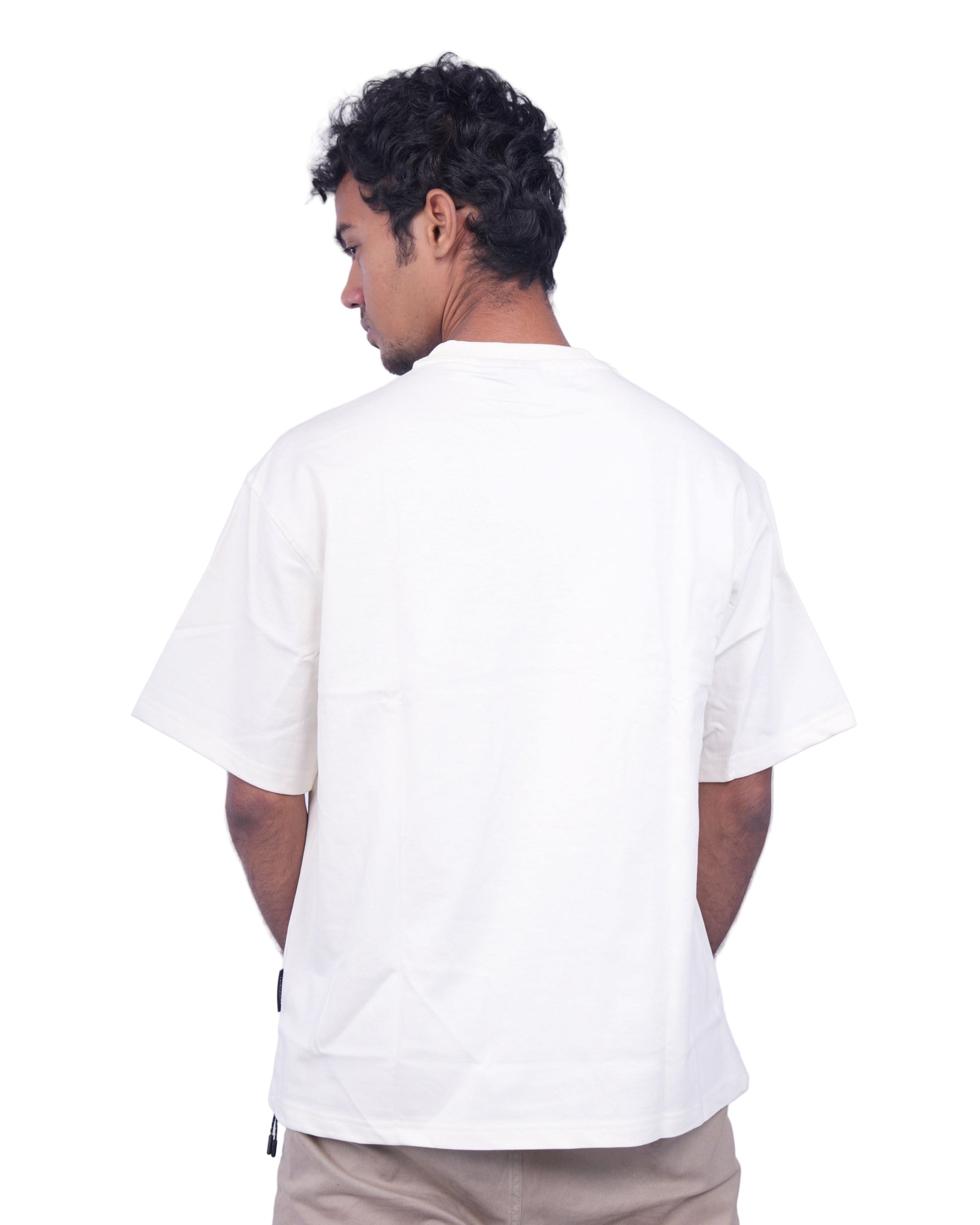 Man wearing a cream oversize t-shirt 
