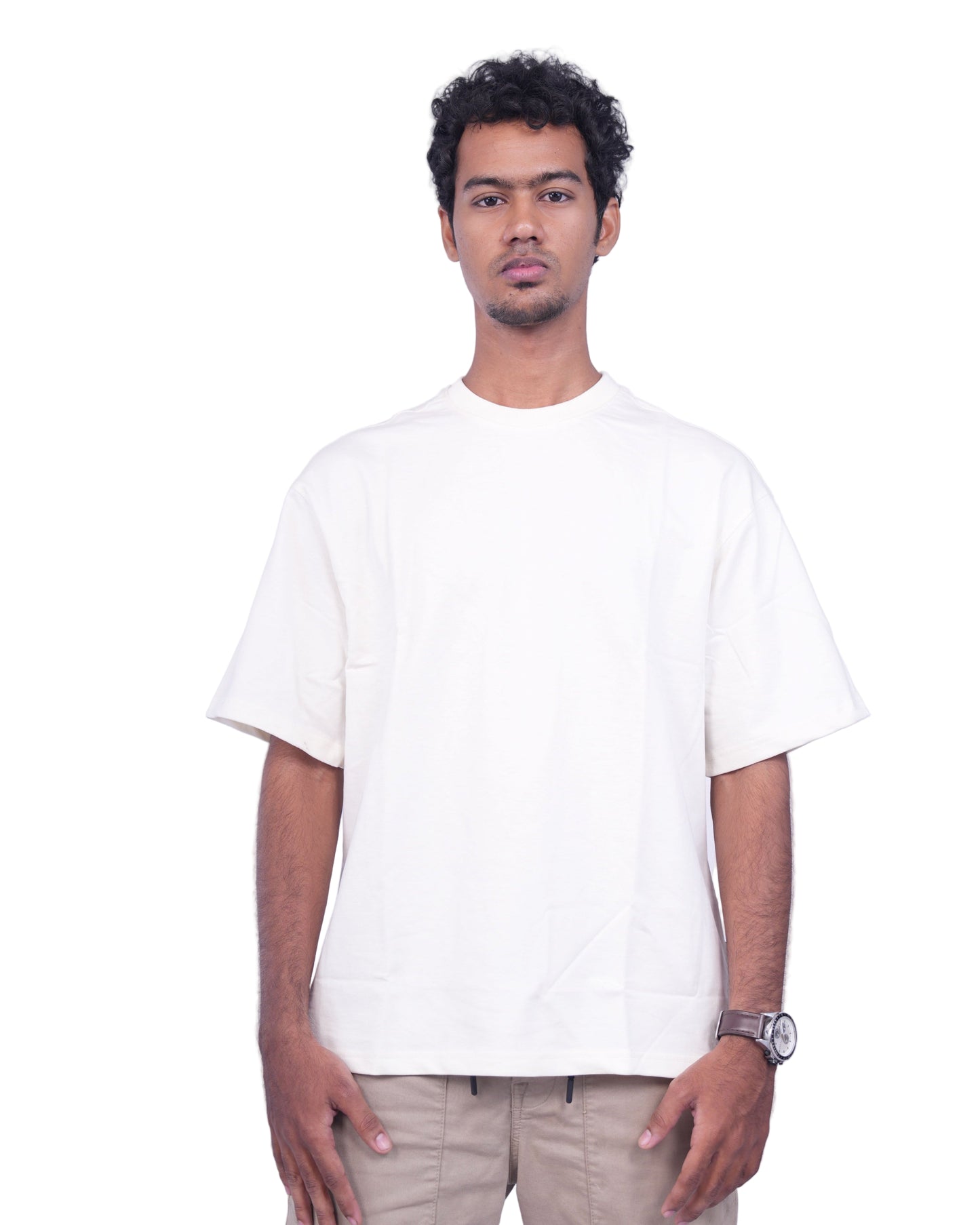 Man wearing a cream oversize T-shirt 