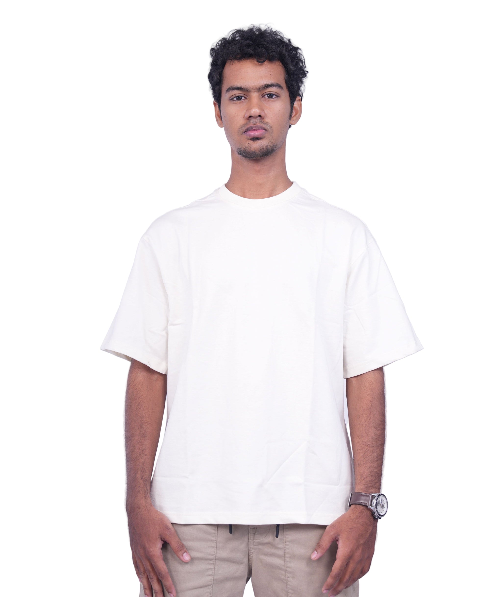 Man wearing a cream oversize T-shirt 
