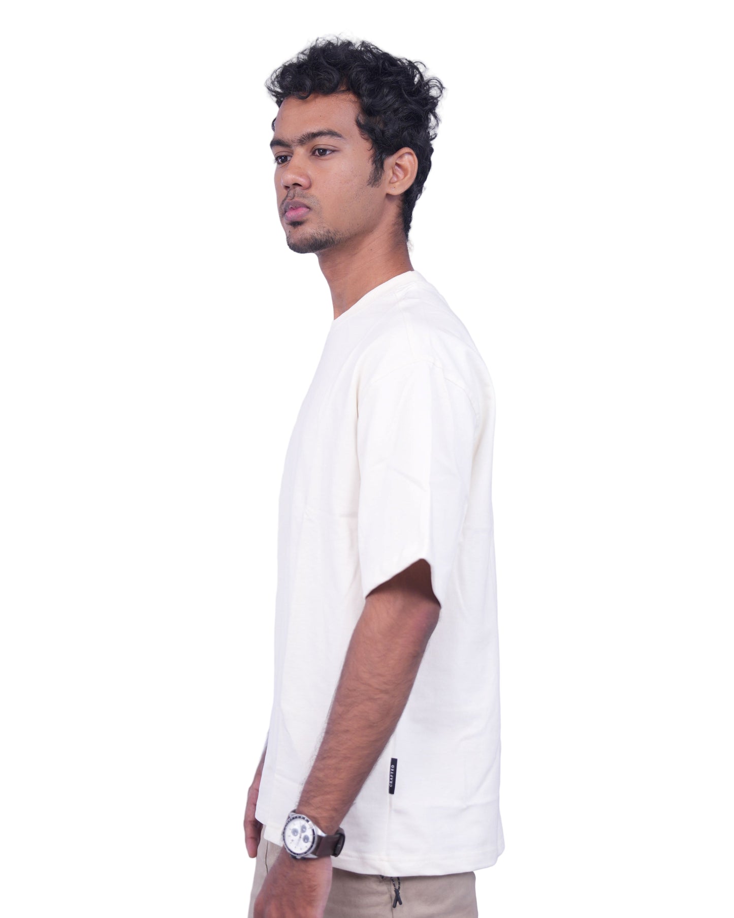 Man wearing a Cream oversize T-shirt 